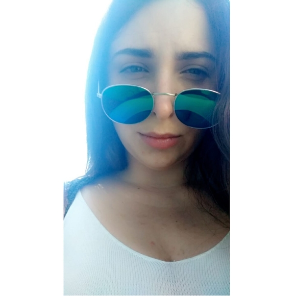 Meet your Posher, Olivia - Picture 1 of 1